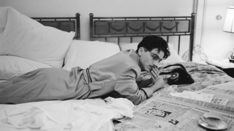 – A glimpse at a movie set between takes – A glimpse at a movie set between takes