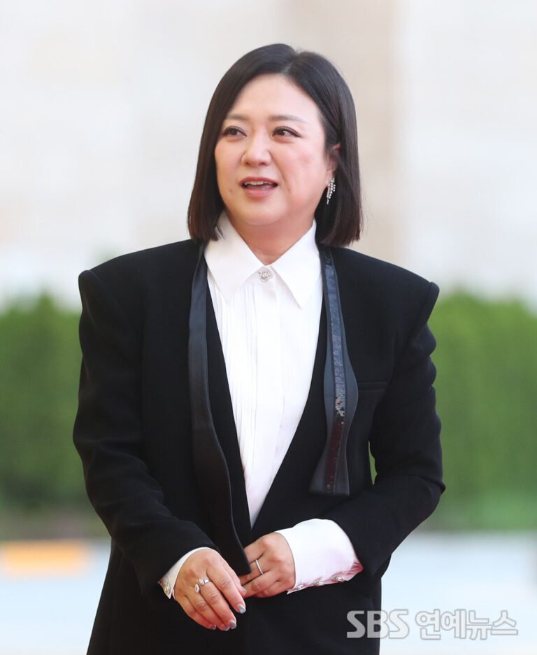 Kim sook blue dragon red carpet look turns heads at series awards