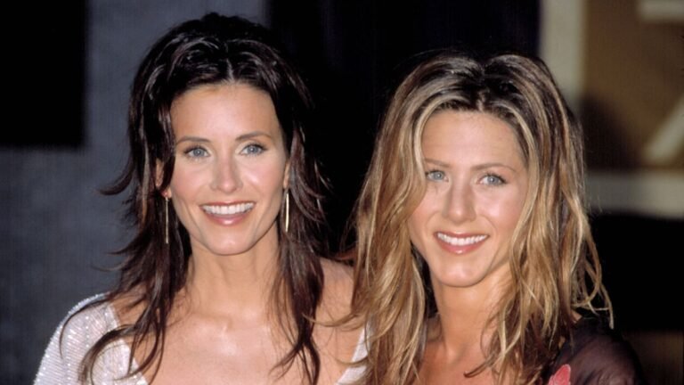 Friends cast salary deal that pays them  million yearly