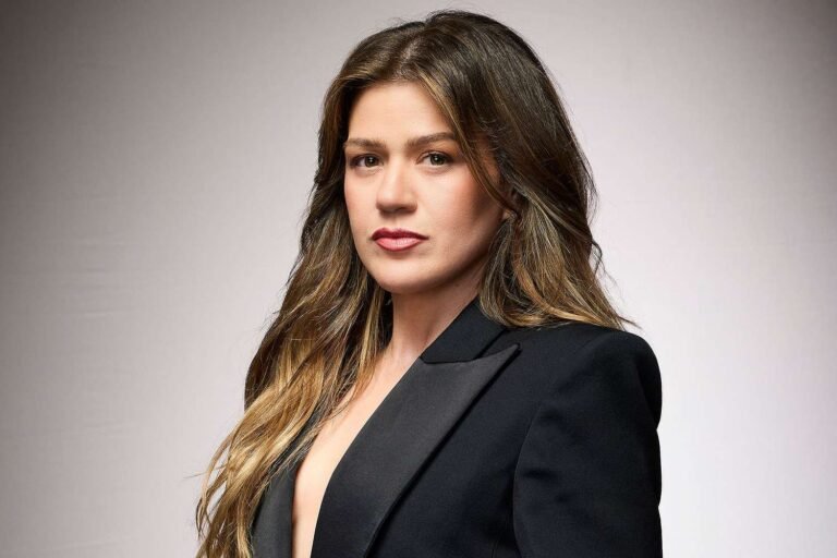Kelly clarkson art of play feud over bird toy heats up